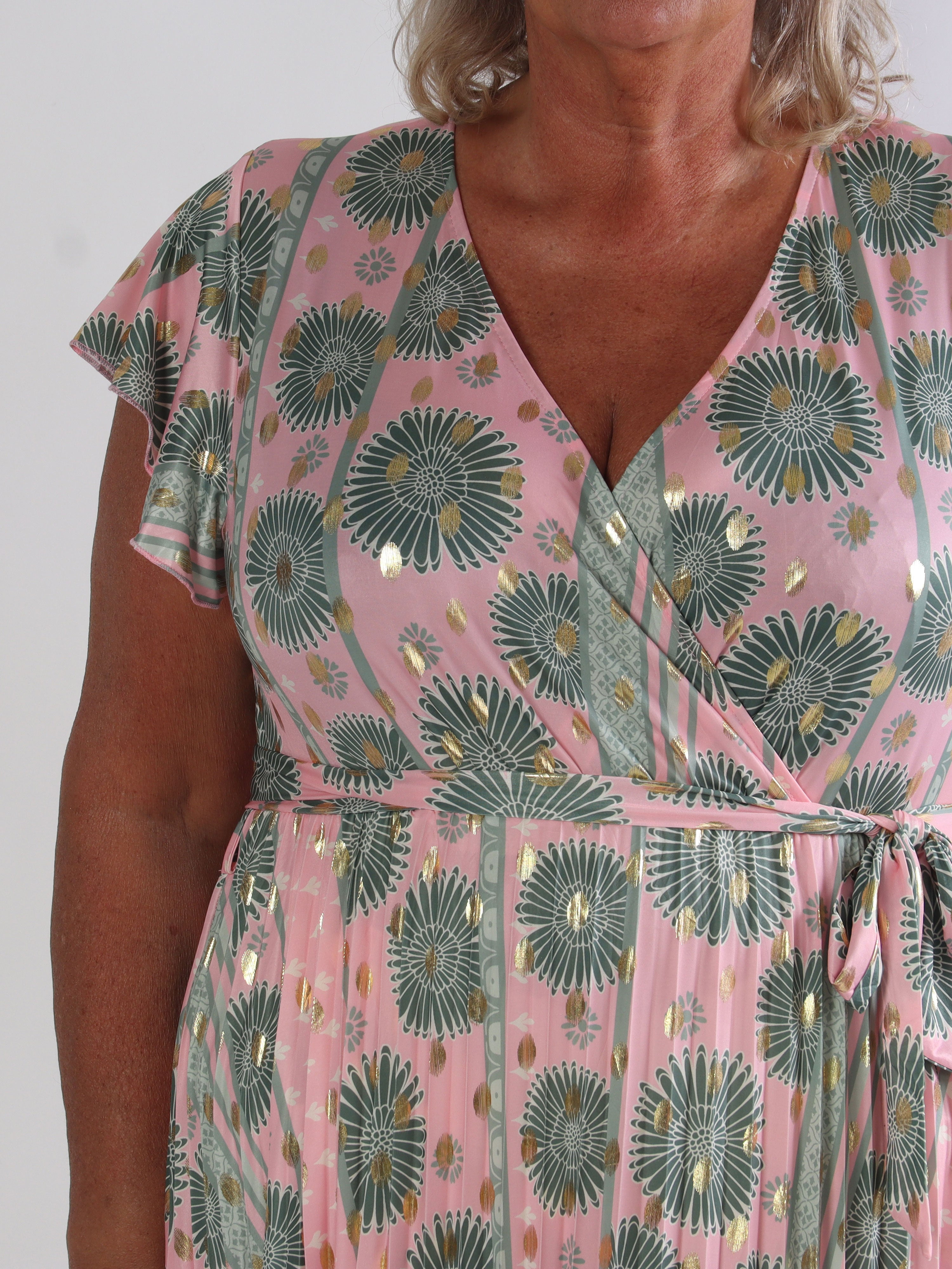 Toledo Sunburst - Plus size mønstret kjole i elastisk stof med plisseringer